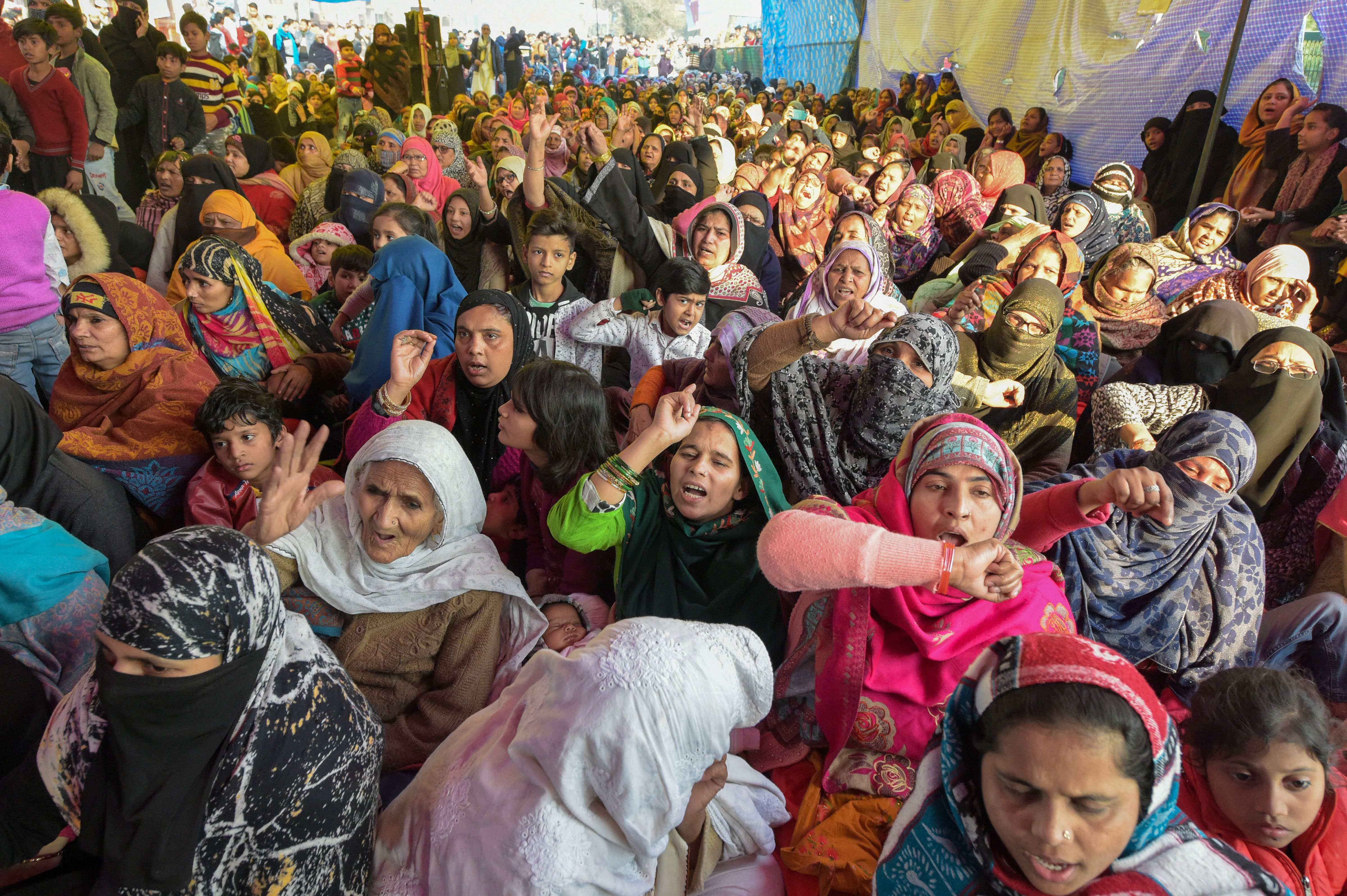 شاہین باغ میں ۱۱ جنوری کو شہریت ترمیمی قانون اور این&nbsp; آر سی کیخلاف خواتین کا احتجاج ۔ تصویر : پی ٹی آئی